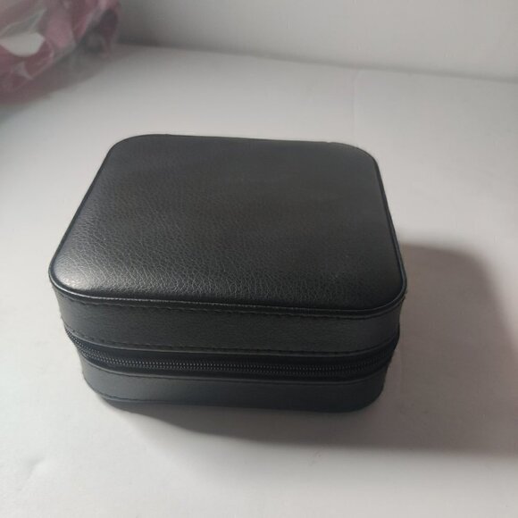 Jewelry Travel case, mirrored compartment for cash & jewelry by Mele and Co Dana - Picture 4 of 6